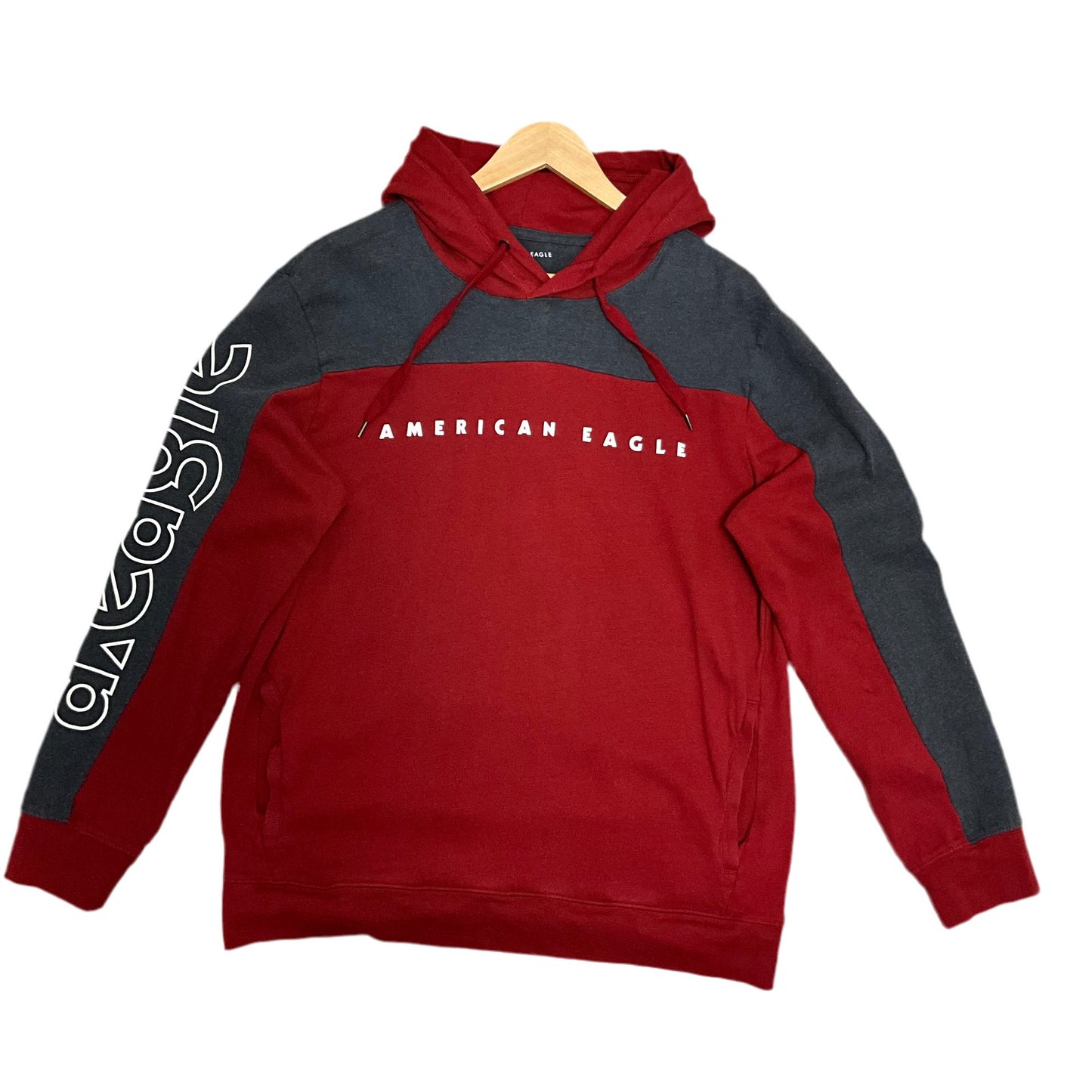 Sudadera con capucha y mangas a rayas color burdeos de American Eagle.